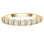 Goldener Ring mit Baguette-Zirkonia