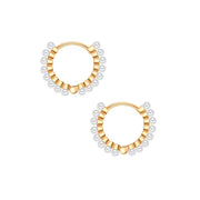 Goldfarbene Creolen mit Perlen